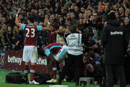 West Ham, troppa gioia: crollano gli spalti al gol di Lanzini