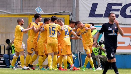 Serie B, risultati 40ª giornata: bene Frosinone e Verona, playoff a rischio