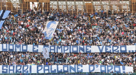 Napoli, lo striscione al San Paolo: «Sarri Pallone d'oro»