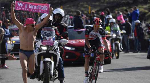 Giro d'Italia, l'invasione sull'Etna è in mutande