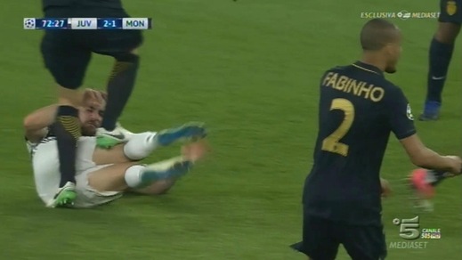 Juventus-Monaco, pestone di Glik a Higuain: bufera allo Stadium