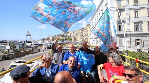 Napoli, 30 anni dal primo scudetto: che festa sul bus in giro per la città!