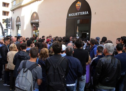 Totti day: file di tifosi per i biglietti di Roma-Genoa