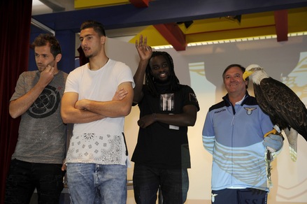 I giocatori della Lazio incontrano i bambini delle scuole