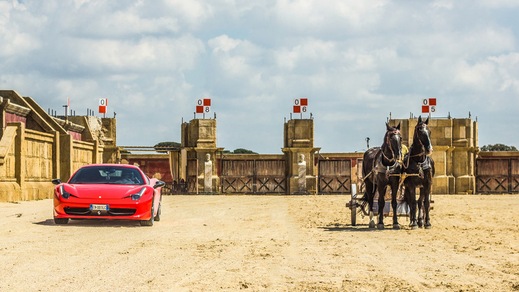 Ferrari contro biga, che sfida a Cinecittà World!