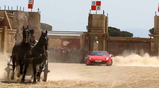 I cavalli di Ben Hur contro quelli della Ferrari: che sfida sull'arena