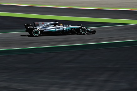 F1, Spagna: Mercedes domina prime libere, Ferrari inseguono