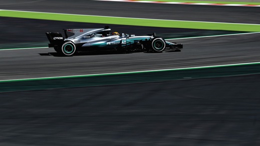 F1, Spagna: Mercedes domina prime libere, Ferrari inseguono