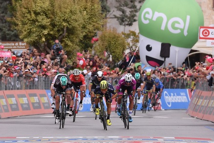 Giro d'Italia: che volata! Ewan batte tutti