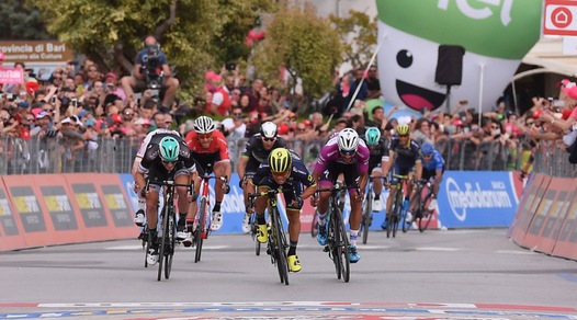 Giro d'Italia: che volata! Ewan batte tutti