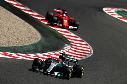 F1, Spagna: Hamilton in pole, Vettel secondo