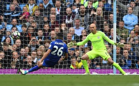 Leicester, Mahrez segna un rigore alla Bacca, l'arbitro annulla