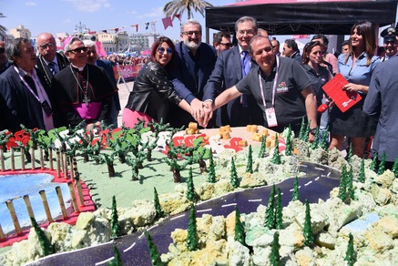 Giro d'Italia 2017, Emiliano: «Il mondo ammira la Puglia»