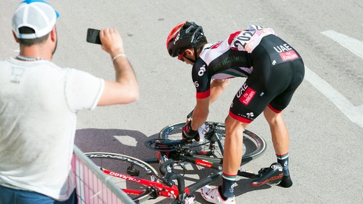 Conti, che peccato! Cade all'ultimo chilometro