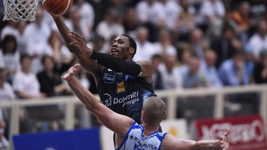 Sutton stende Sassari, Trento vola sul 2-0