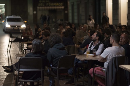 La delusione dei tifosi della Juventus a Torino per lo scudetto rimandato