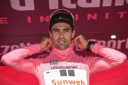 Giro d'Italia: Dumoulin vince la crono e si veste di rosa, Nibali sesto