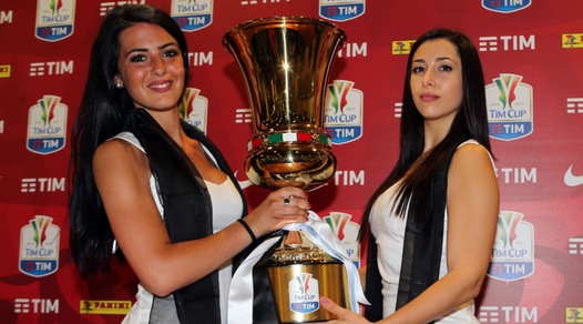 Coppa Italia, ecco il trofeo con le hostess bianconere