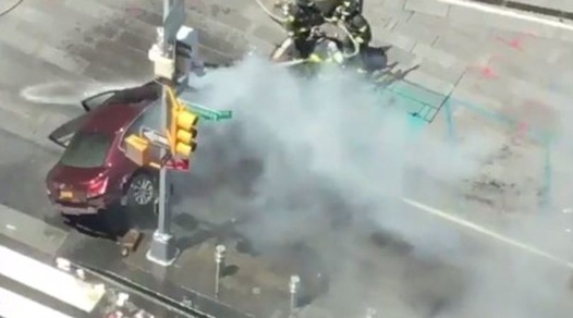 New York, paura a Times Square: auto sulla folla, almeno un morto