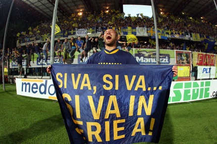 Il Verona torna in serie A, al via la festa