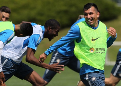 Calciomercato Inter, Medel conferma: «Resto in nerazzurro»