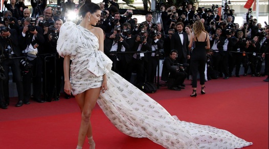 Il vestito bianco di Kendall Jenner fa tendenza a Cannes