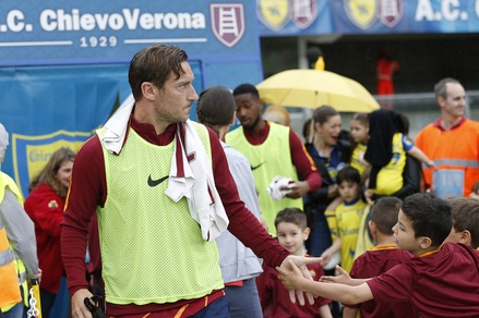 Papà Totti scherza col baby Vignato durante Chievo-Roma: «E tu chi sei?»