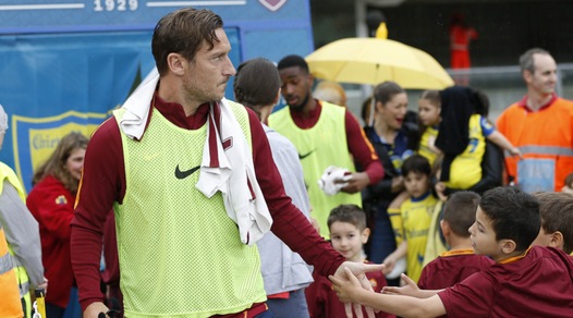 Papà Totti scherza col baby Vignato durante Chievo-Roma: «E tu chi sei?»