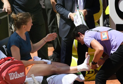 Simona Halep si fa male al piede durante la finale persa contro la Svitolina