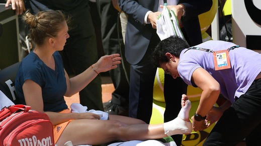 Simona Halep si fa male al piede durante la finale persa contro la Svitolina