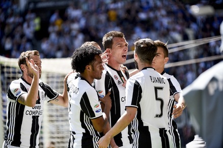 Serie A, Juventus-Crotone 3-0: tris scudetto, Allegri nella leggenda