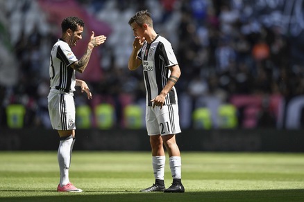 Juventus, l'esultanza di Dybala con Dani Alves