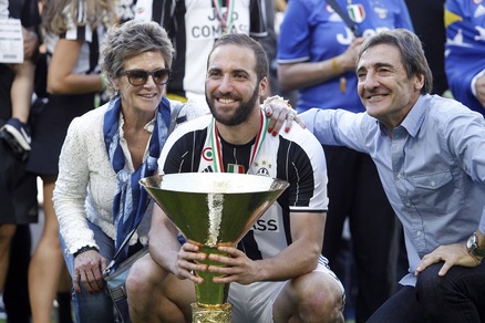 Juventus, la festa in campo dei giocatori con le famiglie