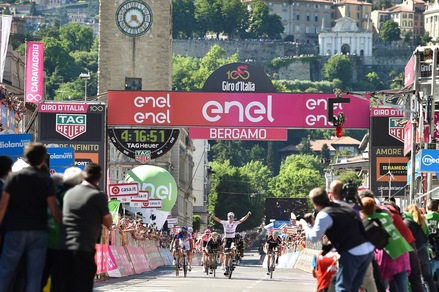 Giro d'Italia: festa Jungels a Bergamo, ma Dumoulin è sempre in rosa