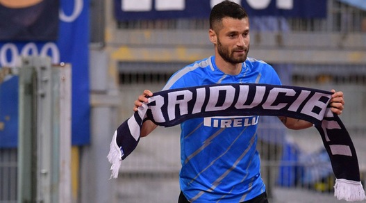 Inter, Candreva e la sciarpa dei tifosi della Lazio