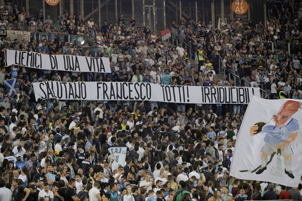 Lazio, striscione per Totti in Curva Nord