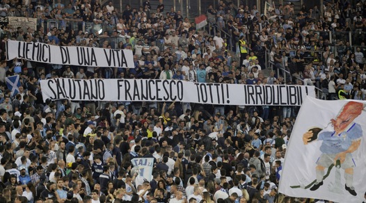 Lazio, striscione per Totti in Curva Nord