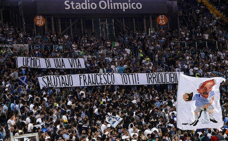 Lettera dei laziali a Totti: «Più rispetto da noi che dalla Roma»