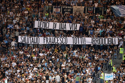 Lazio, l'omaggio per Totti in Curva Nord: «I nemici ti salutano»