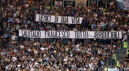 Lazio, l'omaggio per Totti in Curva Nord: «I nemici ti salutano»