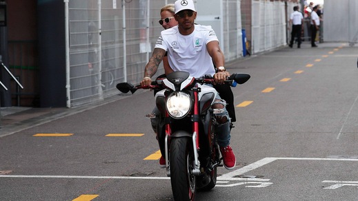 F1, Monaco: Hamilton e Vettel in giro su due ruote