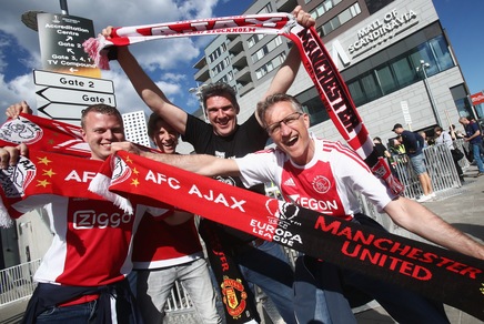 Europa League, i tifosi di Manchester e Ajax invadono Stoccolma