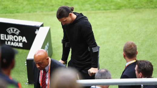 Ajax-Manchester United: Ibrahimovic a bordo campo con le stampelle