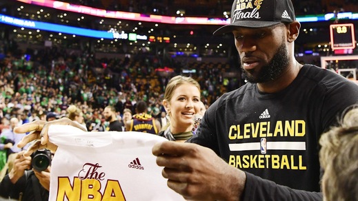 NBA, LeBron annienta i Celtics e sorpassa Jordan