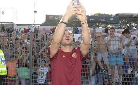 Totti, grande festa a Trigoria. Selfie con oltre 200 tifosi