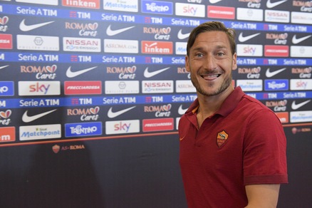 Francesco Totti e la Roma arrivano all'Olimpico prima del Genoa