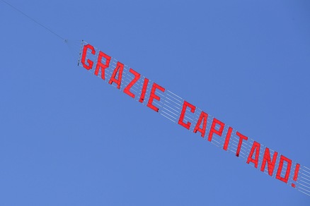 Totti, messaggio dal cielo: «Grazie, capitano»