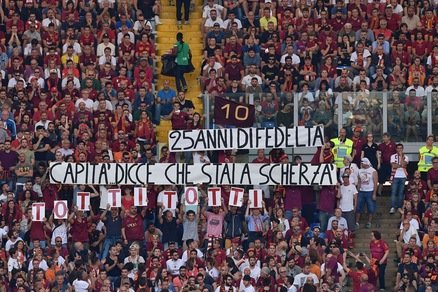 Totti day, quanti striscioni dei tifosi della Roma all'Olimpico