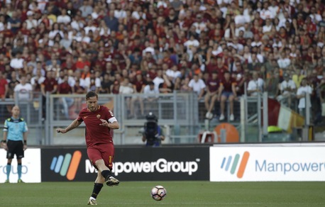 Roma, l'ultima volta di Francesco Totti sul campo dell'Olimpico