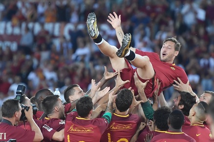 Roma, Totti lanciato in aria dai compagni